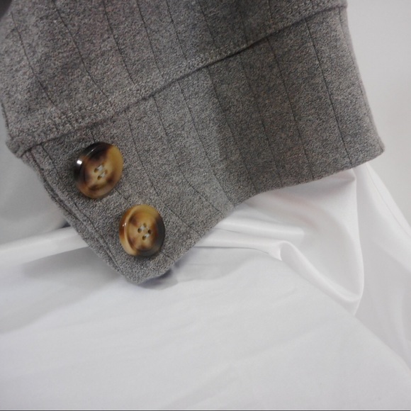 Mid-Sleeve Crop Top - Picture 4 of 4